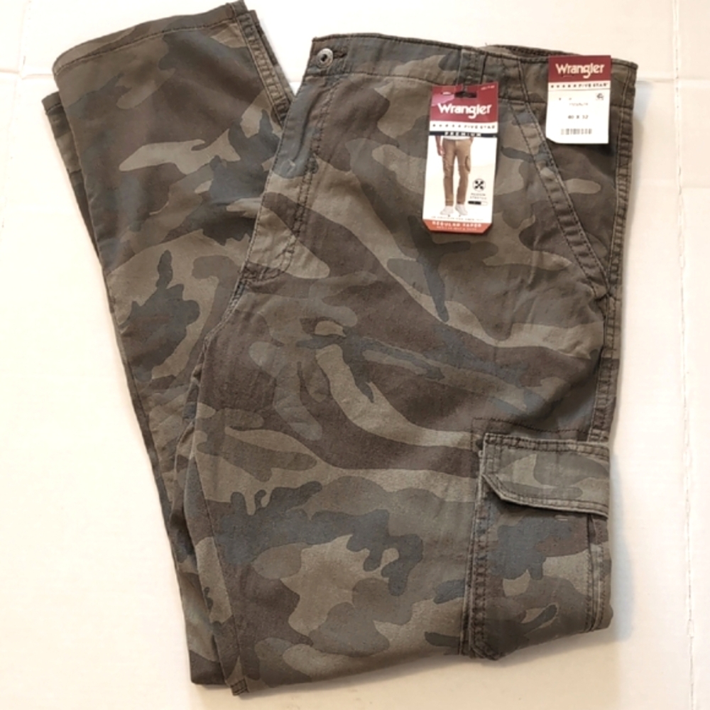 NEW. Wrangler Five Star Camoflauge Cargo Pants. Size 40x32. Hunting. Outdoors